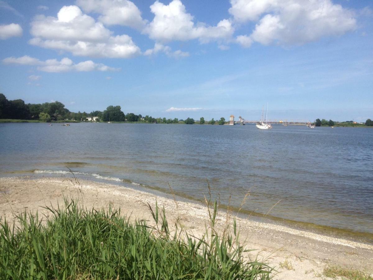 Zirkuswagen Nahe Ostsee Und Schlei